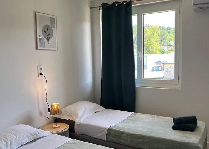 T3 Confort Avec Parking Prive & Climatisation *